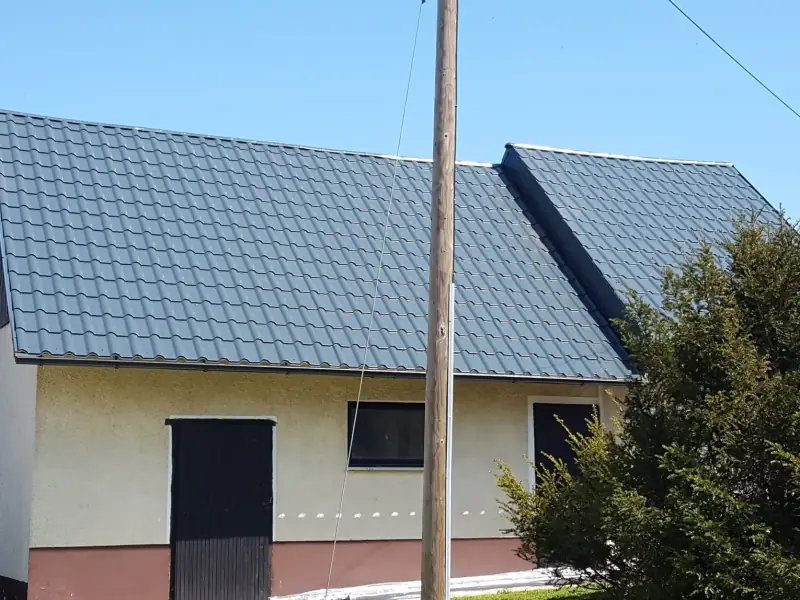 Pločevinasta kritina v obliki strešnikov na gospodarskem poslopju